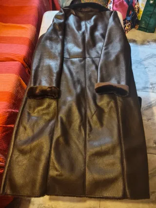 Abrigo largo efecto piel y forrado por dentro