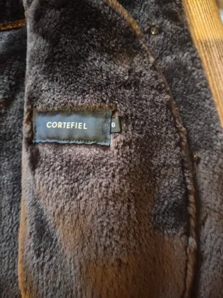 Abrigo largo efecto piel y forrado por dentro