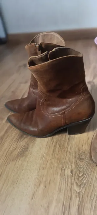 Lote 2 botines camperos beige y marrón