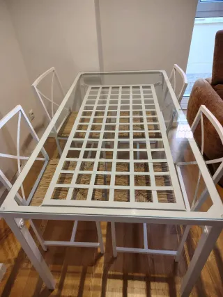 Conjunto de mesa cristal y metal blanco + 4 sillas