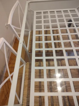 Conjunto de mesa cristal y metal blanco + 4 sillas