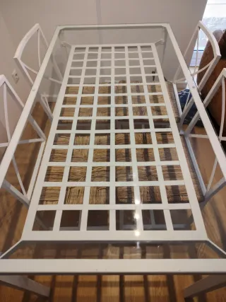 Conjunto de mesa cristal y metal blanco + 4 sillas