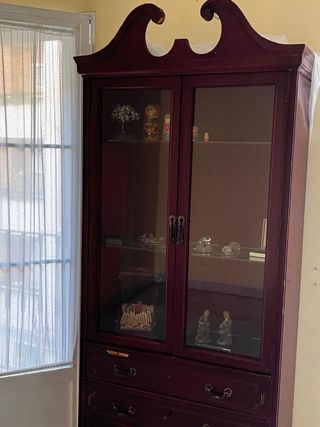 Vitrina de madera y cristal