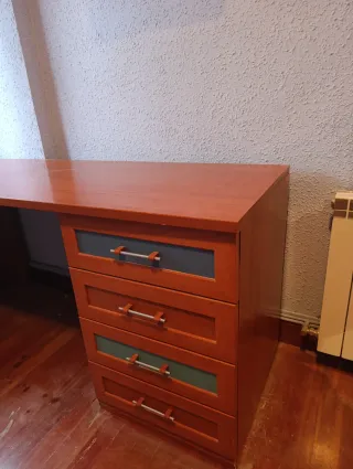 Escritorio de madera con cajoneras