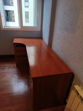 Escritorio de madera con cajoneras