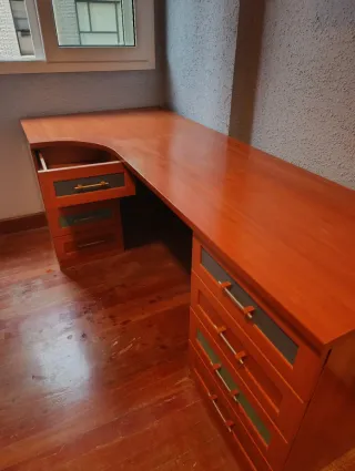 Escritorio de madera con cajoneras