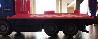 Camión de juguete con grúa y contenedor