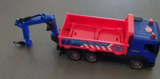 Camión de juguete con grúa y contenedor