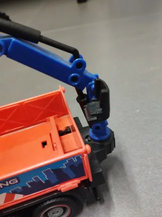 Camión de juguete con grúa y contenedor