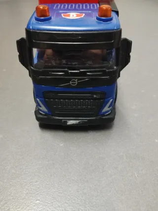 Camión de juguete con grúa y contenedor