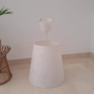 Lámpara de techo blanca con flores
