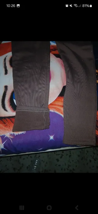 Mono marrón ajustado.