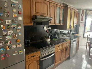 Cocina de roble sin electrodomésticos