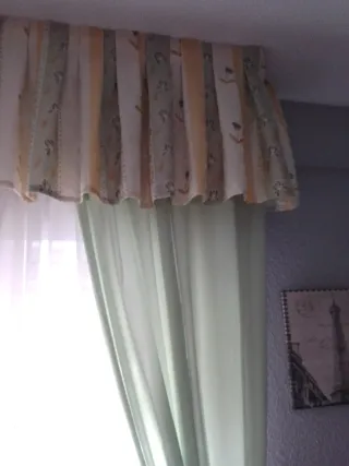 Cortinas de tela beige y verde