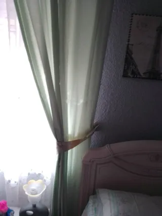 Cortinas de tela beige y verde