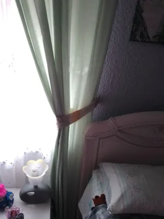 Cortinas de tela beige y verde