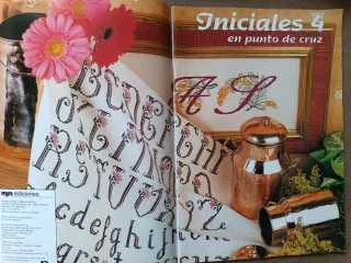 Revista Iniales en punto de cruz 4
