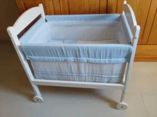 Minicuna blanca y azul