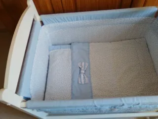 Minicuna blanca y azul