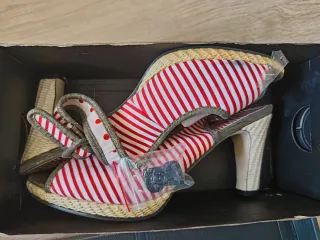 Sandalias de tacón a rayas rojas y blancas