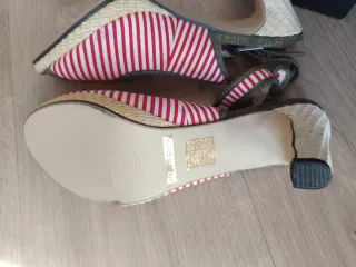 Sandalias de tacón a rayas rojas y blancas