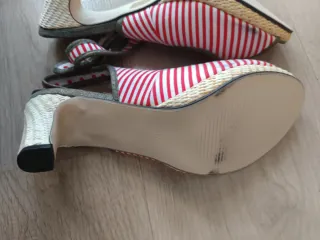 Sandalias de tacón a rayas rojas y blancas