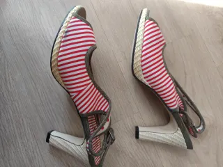 Sandalias de tacón a rayas rojas y blancas