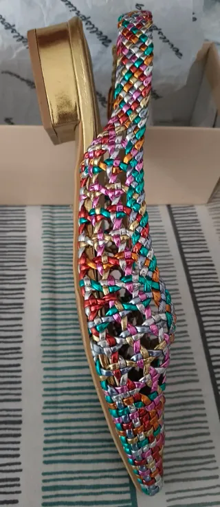 Sandalias doradas multicolor rejilla