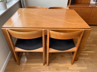 Composición modular de pared, mesa, sillas de TECA