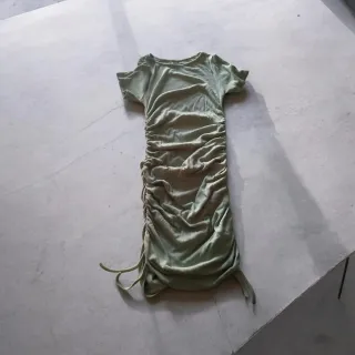 Vestido verde fruncido detalle lateral