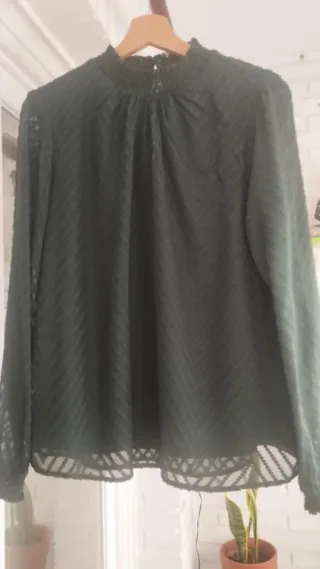 Blusón verde inglés con cuello alto