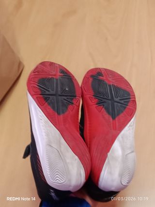 Zapatillas de fútbol sala negras y rojas