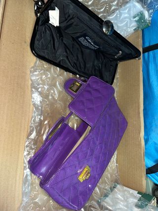 Bolso negro lunares y bolso morado acolchado