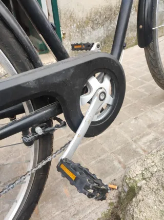 Bicicleta BTWIN Negra con Cesta