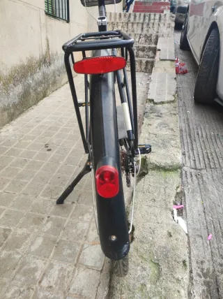 Bicicleta BTWIN Negra con Cesta