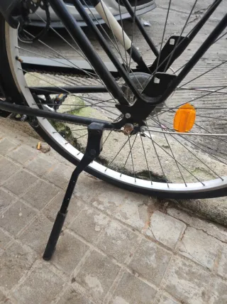 Bicicleta BTWIN Negra con Cesta