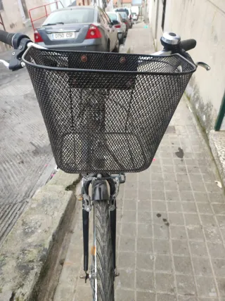 Bicicleta BTWIN Negra con Cesta