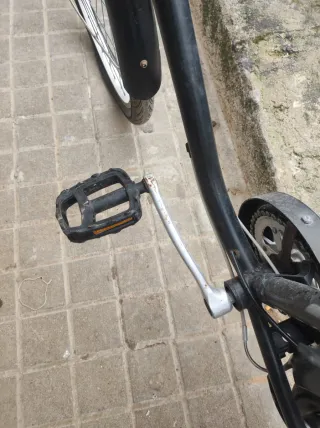 Bicicleta BTWIN Negra con Cesta