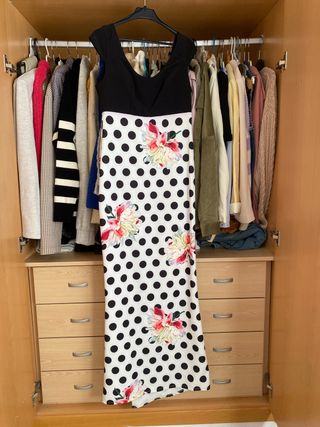 Vestido largo negro y lunares