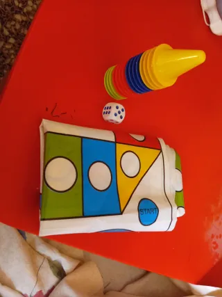Juego familiar Twister con conos y dado