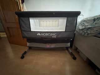 Minicuna Mobiclinic con cesto inferior y mosquiter