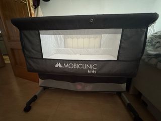 Minicuna Mobiclinic con cesto inferior y mosquiter