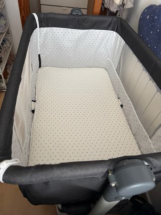 Minicuna Mobiclinic con cesto inferior y mosquiter