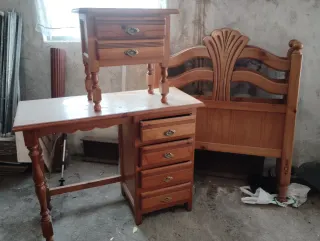 Mesita, escritorio y cabeceros de cama madera