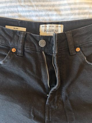 Pantalón corto Pull&Bear negro desgastado