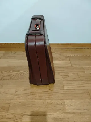 Maleta de cuero marrón