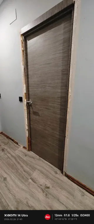 Puertas de madera con marcos rotos.