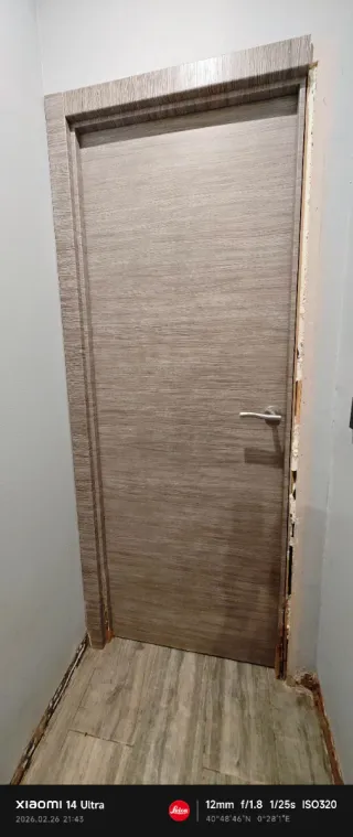 Puertas de madera con marcos rotos.