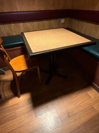 Mesa y sillas de bar