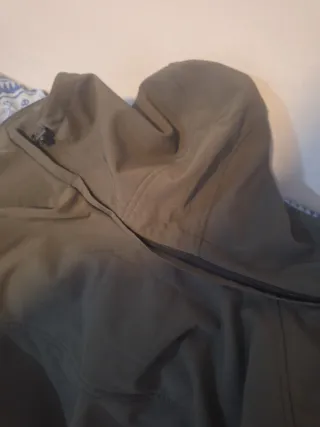 Chaqueta Easywear caqui con capucha